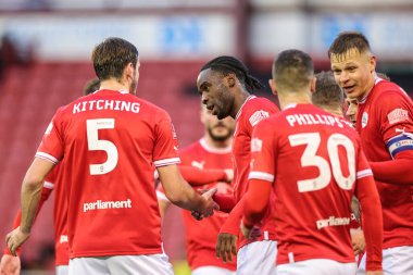Barnsley 'den Devante Cole # 44, Barnsley, Birleşik Krallık' ın Barnsley kentinde oynanan 2. Barnsley-Crewe Alexandra maçı sırasında Barnsley 'li Liam Kitching # 5 ile 1-0 kazanma hedefini kutluyor.