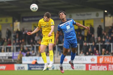 Burton Albion 'dan Jonny Smith # 11 ve Craig Fasanmade # 10 of Chippenham Town, 21 Kasım 2022 tarihinde Birleşik Krallık' ın başkenti Pirelli Stadyumu 'nda oynanan 2.