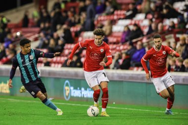Barnsley 'den Josh Martin 26 Kasım 2022 tarihinde Birleşik Krallık Oakwell, Barnsley' de oynanan Barnsley vs Crewe Alexandra karşılaşmasında topu düşürüyor.
