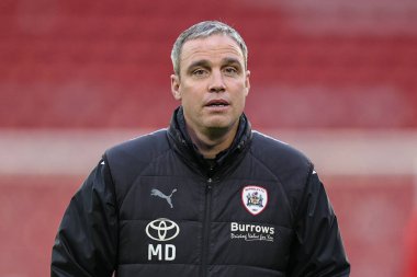 Barnsley teknik direktörü Michael Duff, Emirates FA Cup 2. Raundda oynanan Oakwell, Barnsley, Barnsley, Birleşik Krallık 'ta oynanan Barnsley vs Crewe Alexandra karşılaşmasında maç öncesi ısınma sırasında, 26 Kasım 2022