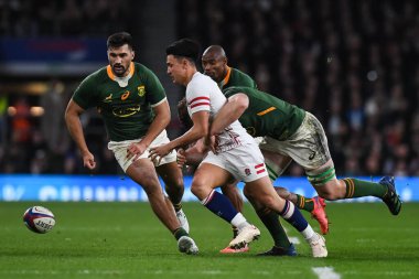İngiltere 'den Marcus Smith, 26 Kasım 2022' de Twickenham, İngiltere 'deki Twickenham Stadyumu' nda oynanan sonbahar uluslararası karşılaşmasında Güney Afrikalı Evan Roos tarafından yenildi.