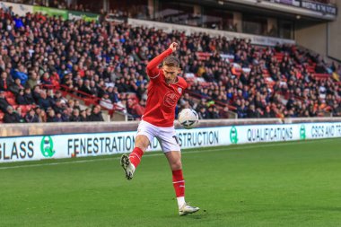 Barnsley 'li Josh Benson 26 Kasım 2022' de Oakwell, Barnsley, İngiltere 'deki Barnsley vs Crewe Alexandra karşılaşmasında topu kontrol ediyor.