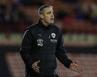 Barnsley 'in Michael Duff teknik direktörü, Birleşik Krallık Oakwell, Barnsley' de Barnsley ile Crewe Alexandra arasındaki ikinci tur karşılaşmasında takımına talimat verir.