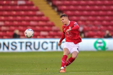 Barnsley 'den Mads Juel Andersen 26 Kasım 2022' de Oakwell, Barnsley, İngiltere 'deki Barnsley-Crewe Alexandra maçında topu temizledi.