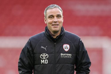 Barnsley 'nin teknik direktörü Barnsley, Barnsley' e karşı Crewe Alexandra 'nın 26 Kasım 2022 tarihinde oynadığı Oakwell, Barnsley, Birleşik Krallık' ta oynanan 2.