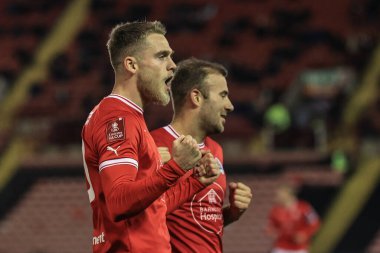 Barnsley 'den Josh Benson 26 Kasım 2022' de Oakwell, Barnsley, İngiltere 'de oynanan Barnsley vs Crewe Alexandra karşılaşmasında 3-0' lık penaltı golünü kutluyor.
