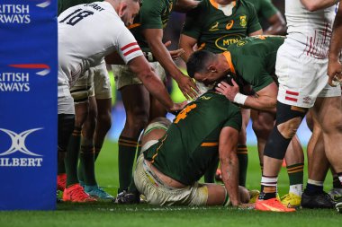 Güney Afrikalı Eben Etzebeth, 26 Kasım 2022 'de Twickenham, Birleşik Krallık' taki Twickenham Stadyumu 'nda oynanan İngiltere - Güney Afrika maçında denemesini kutluyor.