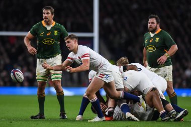 İngiltere 'den Jack van Poortvliet, 26 Kasım 2022' de Twickenham Stadyumu 'nda oynanan İngiltere - Güney Afrika maçında pas attı.