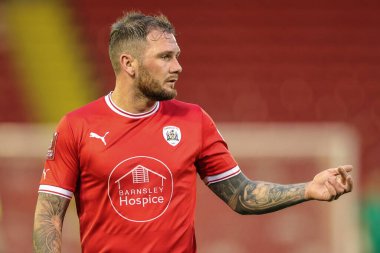 Barnsley 'den James Norwood takımına Emirates FA Cup 2. Raundda Oakwell, Barnsley, Barnsley, İngiltere' de oynanan Barnsley vs Crewe Alexandra maçında talimat veriyor.