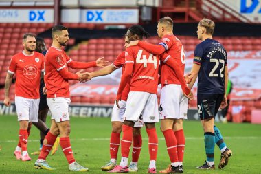 Barnsley 'den 44 numaralı Devante Cole, 26 Kasım 2022' de Oakwell, Barnsley, Birleşik Krallık 'ta oynanan ve Barnsley' in Crewe Alexandra 'ya karşı oynadığı ikinci turda takım arkadaşlarıyla 1-0 yapma hedefini kutluyor.