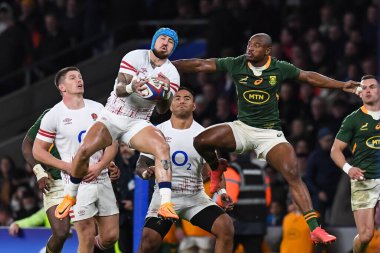 İngiltere 'den Jack Nowell, 26 Kasım 2022' de Twickenham, Birleşik Krallık 'taki Twickenham Stadyumu' nda oynanan sonbahar uluslararası maçında yüksek topun İngiltere ile Güney Afrika arasında oynandığını iddia ediyor.