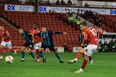 Barnsley 'li Josh Benson 26 Kasım 2022' de Oakwell, Barnsley, İngiltere 'deki Barnsley vs Crewe Alexandra maçında 3-0 berabere kaldığı için ceza aldı.