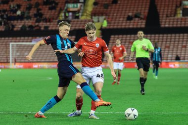 Crewe Alexandra 'dan Eli King # 20 numara Barnsley' den Luca Connell 'i, Barnsley FA Cup' ın 26 Kasım 2022 tarihinde Oakwell, Barnsley, İngiltere 'de oynanan Barnsley-Crewe Alexandra maçında aldığı penaltıyla yere serdi.