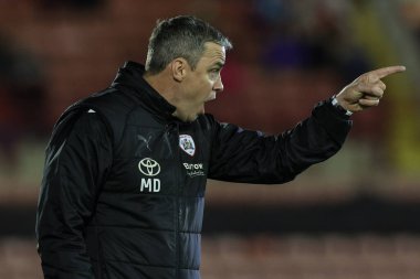 Barnsley 'in Michael Duff teknik direktörü, Birleşik Krallık Oakwell, Barnsley' de Barnsley ile Crewe Alexandra arasındaki ikinci tur karşılaşmasında takımına talimat verir.