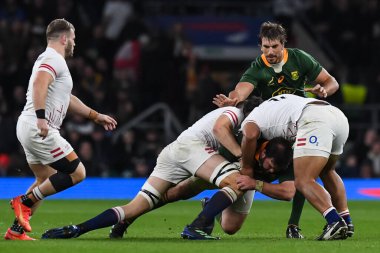 Güney Afrikalı Evan Roos, 26 Kasım 2022 'de Twickenham, İngiltere' deki Twickenham Stadyumu 'nda oynanan sonbahar maçında Jonny Hill ve Billy Vunipola tarafından yenildi.