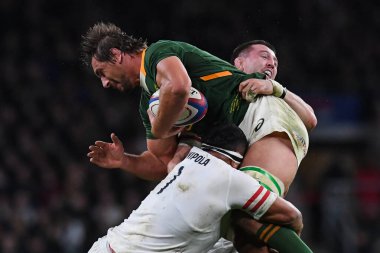 Güney Afrikalı Eben Etzebeth, 26 Kasım 2022 'de Twickenham, İngiltere' deki Twickenham Stadyumu 'nda oynanan sonbahar maçında İngiltere ve İngiltere' den Mako Vunipola ve Tom Curry tarafından yenildi.