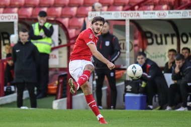 Barnsley 'li Liam Kitching 26 Kasım 2022' de Oakwell, Barnsley, İngiltere 'deki Barnsley vs Crewe Alexandra karşılaşmasında topu çaprazlıyor.