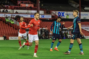 Barnsley 'den Josh Benson 26 Kasım 2022' de Oakwell, Barnsley, İngiltere 'de oynanan Barnsley vs Crewe Alexandra karşılaşmasında 3-0' lık penaltı golünü kutluyor.