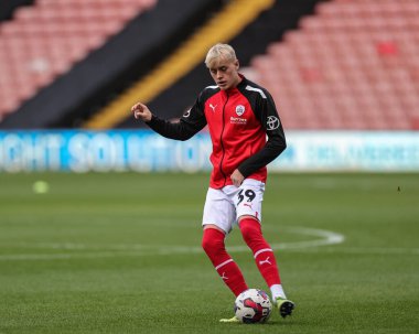 Barnsley 'den Harrison Nejman # 39. Maç öncesi ısınma turu sırasında Emirates FA Cup 2. Raundunda Barnsley, Crewe Alexandra' ya karşı Oakwell, Barnsley, İngiltere, 26 Kasım 2022