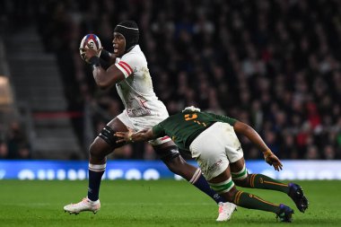 İngiltere 'den Maro Itoje, 26 Kasım 2022' de Twickenham, İngiltere 'deki Twickenham Stadyumu' nda oynanan sonbahar uluslararası karşılaşmasında Güney Afrikalı Marvin Orie tarafından yenildi.