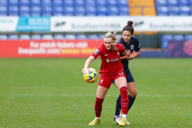 Liverpool 'dan Melissa Lawley # 11 numara Blackburn Rovers' ın baskısı altındaki Millie Chandarana # 17 FA Kadınlar Kıtasal Lig Kupası karşılaşmasında Liverpool Kadınlar - Blackburn Rovers Bayanlar Prenton Park, Birkenhead, İngiltere, 27 Kasım 2022