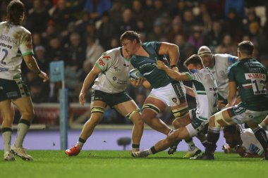 Leicester Tigers 'dan Jasper Wiese, 27 Kasım 2022' de Leicester Woods Welford Road, İngiltere 'de oynanan Gallagher Premiership maçında İrlandalı Ben White tarafından geri çekildi.