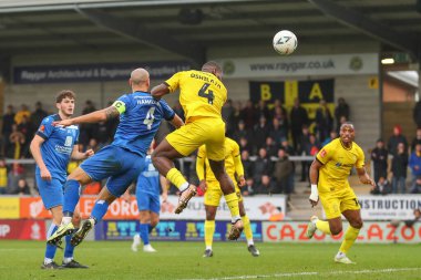 Burton Albion 'dan 4. Adedeji Oshilaja, 27 Kasım 2022 tarihinde İngiltere' nin Trent kentindeki Pirelli Stadyumu 'nda oynanan 2.