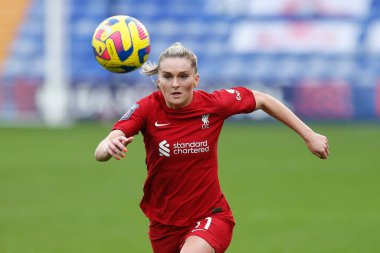 Liverpool Kadınları 11 numaralı Melissa Lawley, İngiltere 'nin Birkenhead kentinde 27 Kasım 2022' de oynanan Liverpool Kadınlar Blackburn Rovers 'a karşı oynanan karşılaşma sırasında topu kovalıyor.