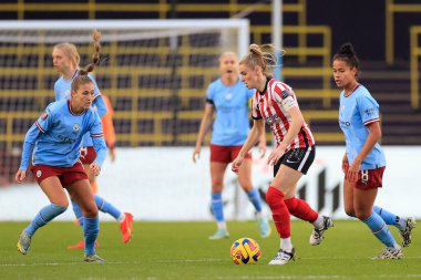 Sunderland 'dan Emma Kelly # 14 numara Manchester City' li Filippa Angeldal # 12 Manchester City 'nin FA Kadınlar Kıtasal Lig Kupası karşılaşmasında attığı topla koşuyor. Manchester City - Sunderland AFC Women - Etihad Kampüsü, Manchester, Birleşik Krallık