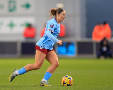Manchester City 'nin Ruby Mace # 30' u, 27 Kasım 2022 'de Etihad Kampüsü' nde Manchester City Women vs Sunderland AFC Women maçında topu kontrol ediyor.