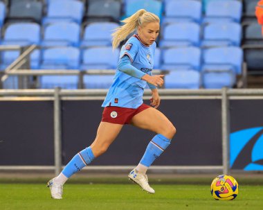 Manchester City 'den Alex Greenwood 27 Kasım 2022' de Etihad Kampüsü 'nde Manchester City Women vs Sunderland AFC Women maçında topla koşuyor.