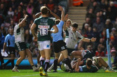 Londralı İrlandalı Matt Rogerson Gallagher Premiership maçında attığı golü kutluyor. Leicester Tigers, London Irish 'e karşı Mattioli Woods Welford Road, Leicester, Birleşik Krallık, 27 Kasım 2022