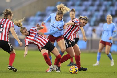 Manchester City 'den Laia Aleixandri # 4 FA Kadınlar Kıtasal Lig Kupası karşılaşmasında Sunderland orta sahasını geçmeye çalışıyor. Manchester City - Sunderland AFC Women - Etihad Kampüsü, Manchester, Birleşik Krallık, 27 Kasım 2022