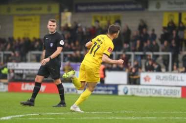 Burton Albion 'dan Jonny Smith 27 Kasım 2022 tarihinde Birleşik Krallık' ın başkenti Pirelli Stadyumu 'nda oynanan 2.