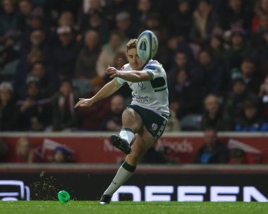 Londra 'dan Paddy Jackson 27 Kasım 2022' de İngiltere 'nin Leicester kenti Mattioli Woods Welford Road' da oynanan Gallagher Premiership maçında şutlarını atıyor.