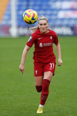 Liverpool Kadınları 11 numaralı Melissa Lawley, İngiltere 'nin Birkenhead kentinde 27 Kasım 2022' de oynanan Liverpool Kadınlar Blackburn Rovers 'a karşı oynanan karşılaşma sırasında topu kovalıyor.