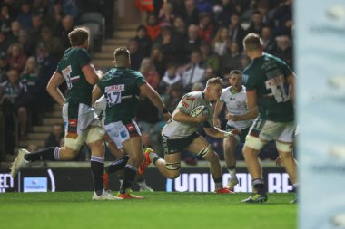 Londra 'dan Tom Pearson, 27 Kasım 2022' de Leicester, İngiltere 'deki Mattioli Woods Welford Road' da Gallagher Premiership maçında Leicester Tigers-London Irish maçında sayı yapmak için iç saha savunmasında koşuyor.