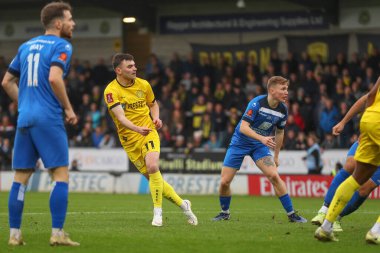 Burton Albion 'dan Jonny Smith 27 Kasım 2022 tarihinde İngiltere' nin Trent üzerine Burton 'daki Pirelli Stadyumu' nda oynanan Emirates FA Cup 2. Raundu karşılaşmasında attığı şutu 1-0 yapmak için kalenin arkasına atıyor.