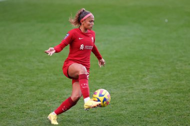 Liverpool 'lu 12 numaralı Taylor Hinds, 27 Kasım 2022' de İngiltere, Birkenhead 'deki Prenton Park' ta oynanan Liverpool Kadınlar-Blackburn Rovers maçında topu kontrol ediyor.