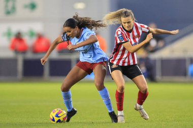 Manchester City 'den Lois Marley-Paraskevas # 37 numara FA Women vs Sunderland AFC Women vs Etihad Campus, Manchester, Birleşik Krallık, 27.11.2022' de Sunderland Kıtasal Lig Kupası 'nda Emma Kelly # 14 Sunderland' i yenerek topu kazandı.