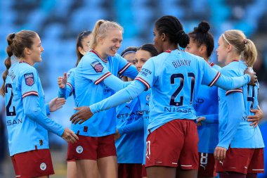 Manchester City 'den 13 numaralı Hayley Raso, 27 Kasım 2022' de Etihad Kampüsü 'nde Manchester City Women vs Sunderland AFC Women maçında 2-0' lık skoru kutluyor.