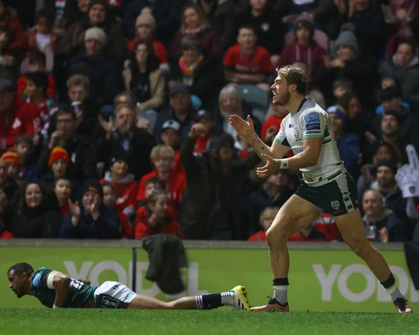 Londra 'dan Ollie Hassell-Collins, 27 Kasım 2022' de Leicester, İngiltere 'deki Mattioli Woods Welford Road' da Gallagher Premiership maçında Leicester Tigers - London Irish maçında gol atmasını kutluyor.