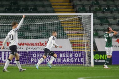 Port Vale 'den James Wilson, 2 Aralık 202' de Plymouth Argyle 'ın Home Park, Plymouth, İngiltere' de Port Vale 'e karşı oynadığı Sky Bet 1 karşılaşmasında 0-2' lik skora ulaşma hedefini kutluyor.