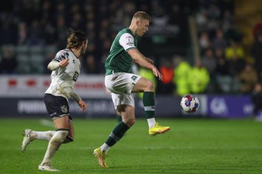 Plymouth Argyle 'dan Sam Cosgrove 2 Aralık 202' de Plymouth Argyle 'a karşı Port Vale maçında topu kontrol ediyor.