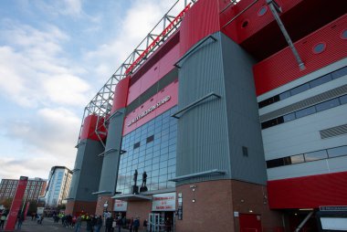 Sir Alex Ferguson, Manchester United Women - Aston Villa Women maçında Old Trafford, Manchester, İngiltere 3 Aralık 202 'de Old Trafford' da Old Trafford 'un önünde duruyor.