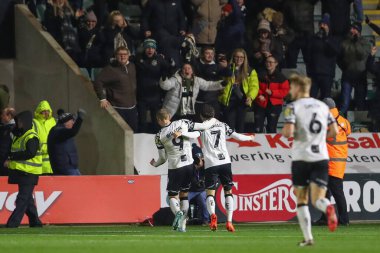 Port Vale 'den James Wilson, 2 Aralık 202' de Plymouth Argyle 'ın Home Park, Plymouth, İngiltere' de Port Vale 'e karşı oynadığı Sky Bet 1 karşılaşmasında 0-2' lik skora ulaşma hedefini kutluyor.