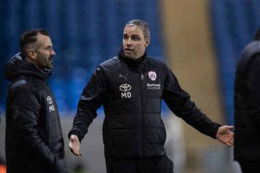 Michael Duff, İngiltere 'nin Peterborough kentindeki Weston Homes Stadyumu' nda 2 Aralık 202 'de oynanan Sky Bet 1 karşılaşmasında jest ve tepkiler koçu.