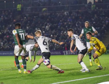 Port Vale 'den Nathan Smith 2 Aralık 202' de Plymouth 'un Plymouth Argyle' a karşı Plymouth Argyle maçında Niall Ennis # 11 'den şutu engelledi.