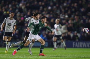 Dan Jones # 3 Port Vale ve Ryan Hardie # 9 of Plymouth Argyle Sky Bet 1 karşılaşmasında Plymouth Argyle Port Vale 'e karşı Home Park, Plymouth, Birleşik Krallık, 2 Aralık 202