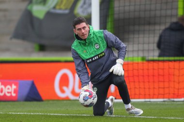 Forest Green Rovers 'dan Luke McGee 3 Aralık 202' de The New Lawn, Nailsworth, Birleşik Krallık 'ta oynanan Sky Bet Lig 1 maçı öncesinde ısınma turunda.